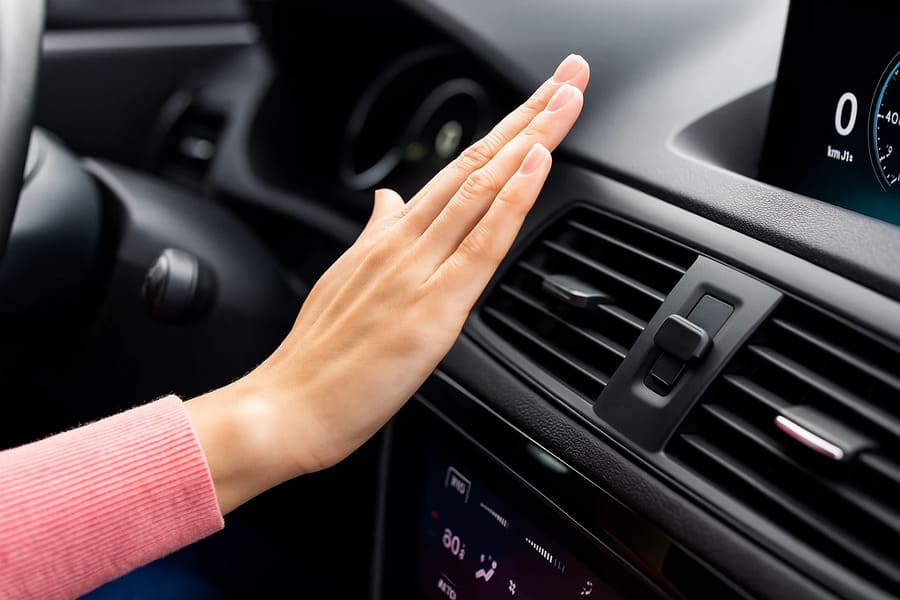 Почему кондиционер дует, но не охлаждает